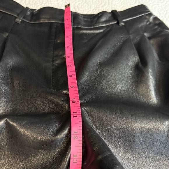 The Effortless Pant™ New
High-waisted wide-leg Vegan Leather pants si 10 - Picture 11 of 16